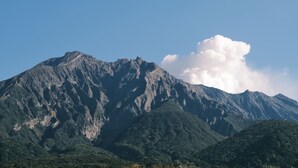 A mountain with a prominent peak and a large cloud in the sky. - Guest House SAKURAZUKISOU - Hostel (Kagoshima)