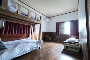 Habitación cuádruple | Espacio para trabajar con laptop, wifi gratis y ropa de cama
