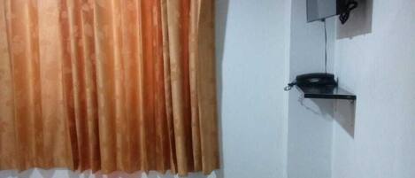 Habitación básica doble, vista al patio | Wifi gratis