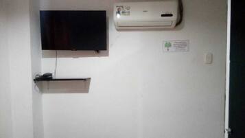 Chambre de base double, vue sur la cour intérieure | Accès au Wi-Fi (inclus)
