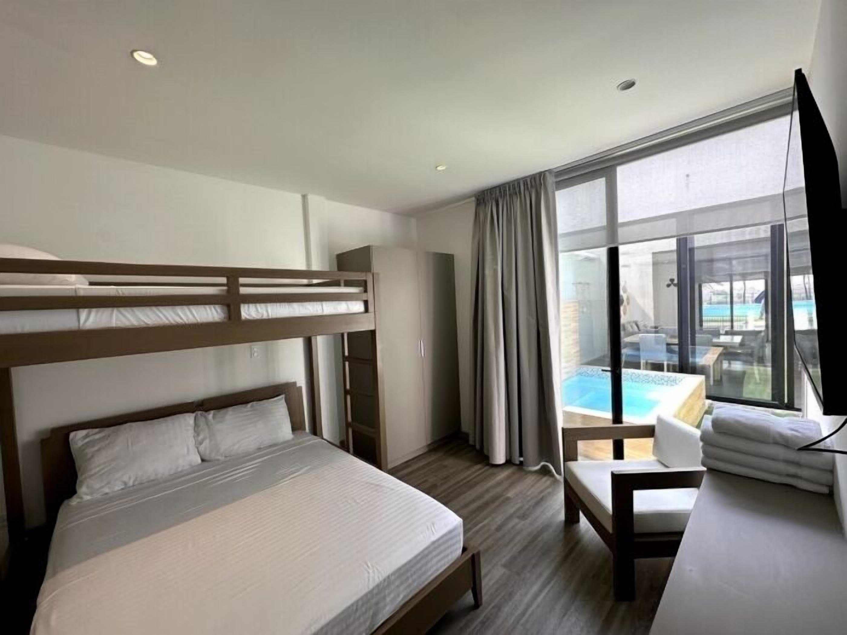 3 bedrooms, iron/ironing board, internet, bed sheets