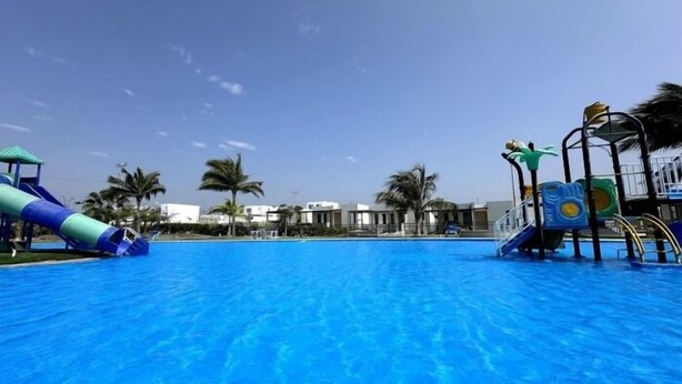 Ein Schwimmbad mit Wasserrutschen und einem Wasserparkbereich.