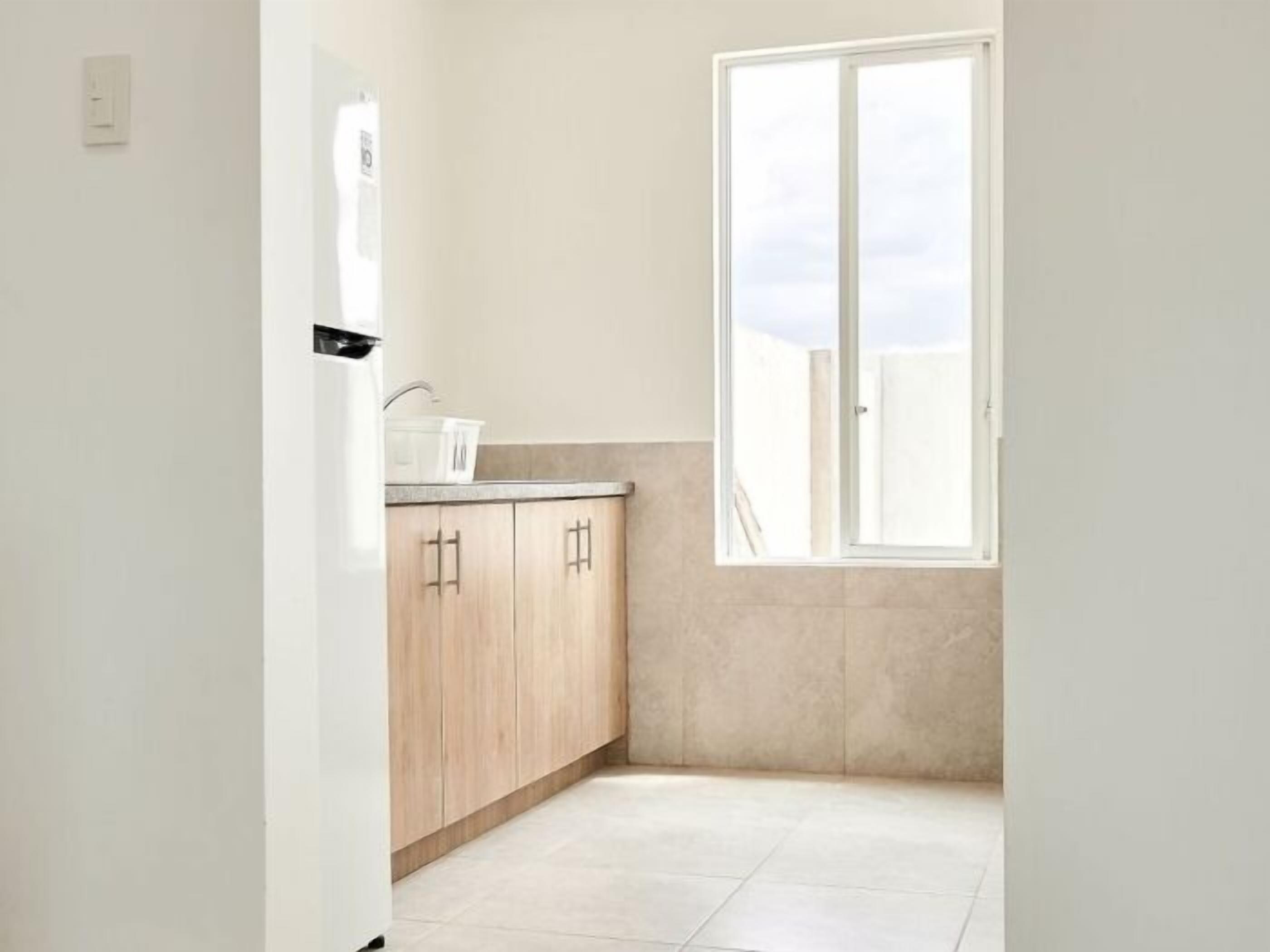 Mikrobølgeovn, ovn, kaffe-/temaskine, køkkentøj/tallerkener/redskaber