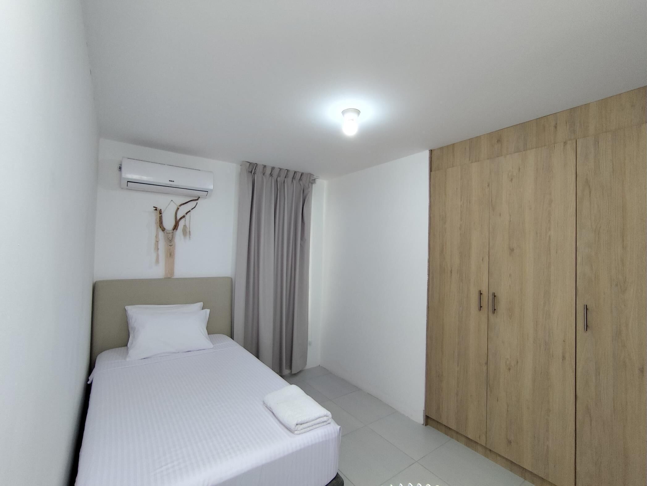 3 habitaciones, tabla de planchar con plancha y acceso a internet 