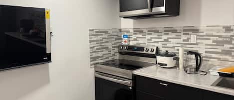 Microondas, horno y placa de cocina