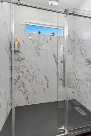 Een douche, een haardroger, handdoeken, zeep