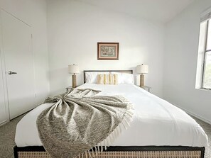 Skrivebord, strykejern/-brett, wi-fi (inkludert) og sengetøy