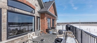 Luxurious Farmhouse on 100 acres- 45 mins from north of GTA