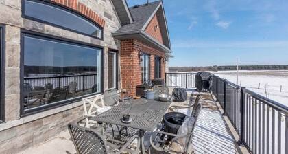 Luxurious Farmhouse on 100 acres- 45 mins from north of GTA