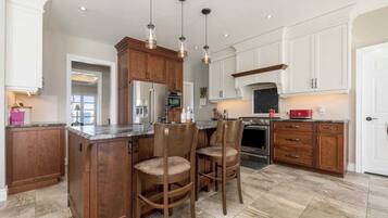 雪櫃、微波爐、焗爐、爐具