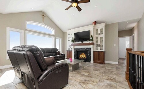 Luxurious Farmhouse on 100 acres- 45 mins from north of GTA