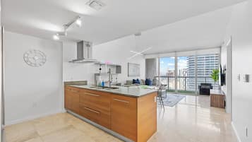 Appart'hÎtel, 1 chambre, balcon, vue ville | Cuisine privée