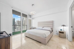 Appartamento, 1 camera da letto, balcone, vista città | Ferro/asse da stiro, Wi-Fi gratuito
