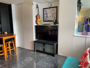 Smart-TV, DVD-spiller, bøker og musikkbibliotek