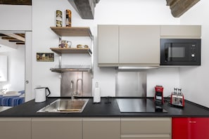 Réfrigérateur, micro-ondes, lave-vaisselle, cafetière/bouilloire