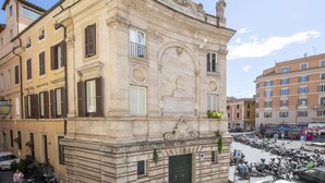 A historic building with classical architecture, including ornate sculptures and a plaque. - Banchi Prestige - Castel Sant'Angelo (Roma)