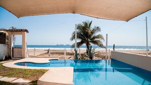 Una piscina amb vistes a la platja i l'oceà.