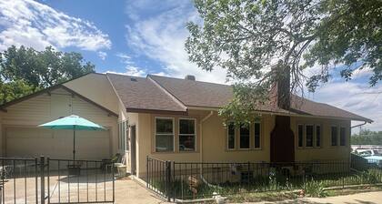 Spacious Vintage Getaway. Walkable!
