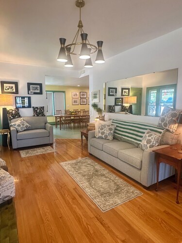 Spacious Vintage Getaway. Walkable!