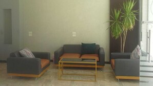 A modern living room with a sofa set, a coffee table, and a potted plant. - Princess resort260a (Hurghada)