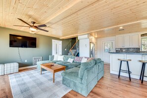 Téléviseur connecté, foyer, lecteur de DVD, livres