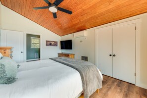 4 bedrooms, iron/ironing board, travel crib, free WiFi