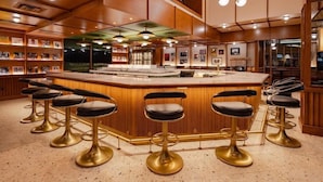 Bar (on property) - 1-Bedroom Suite at a 4⭐️ Hotel (Las Vegas)