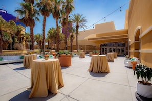 تناول الطعام بالخارج