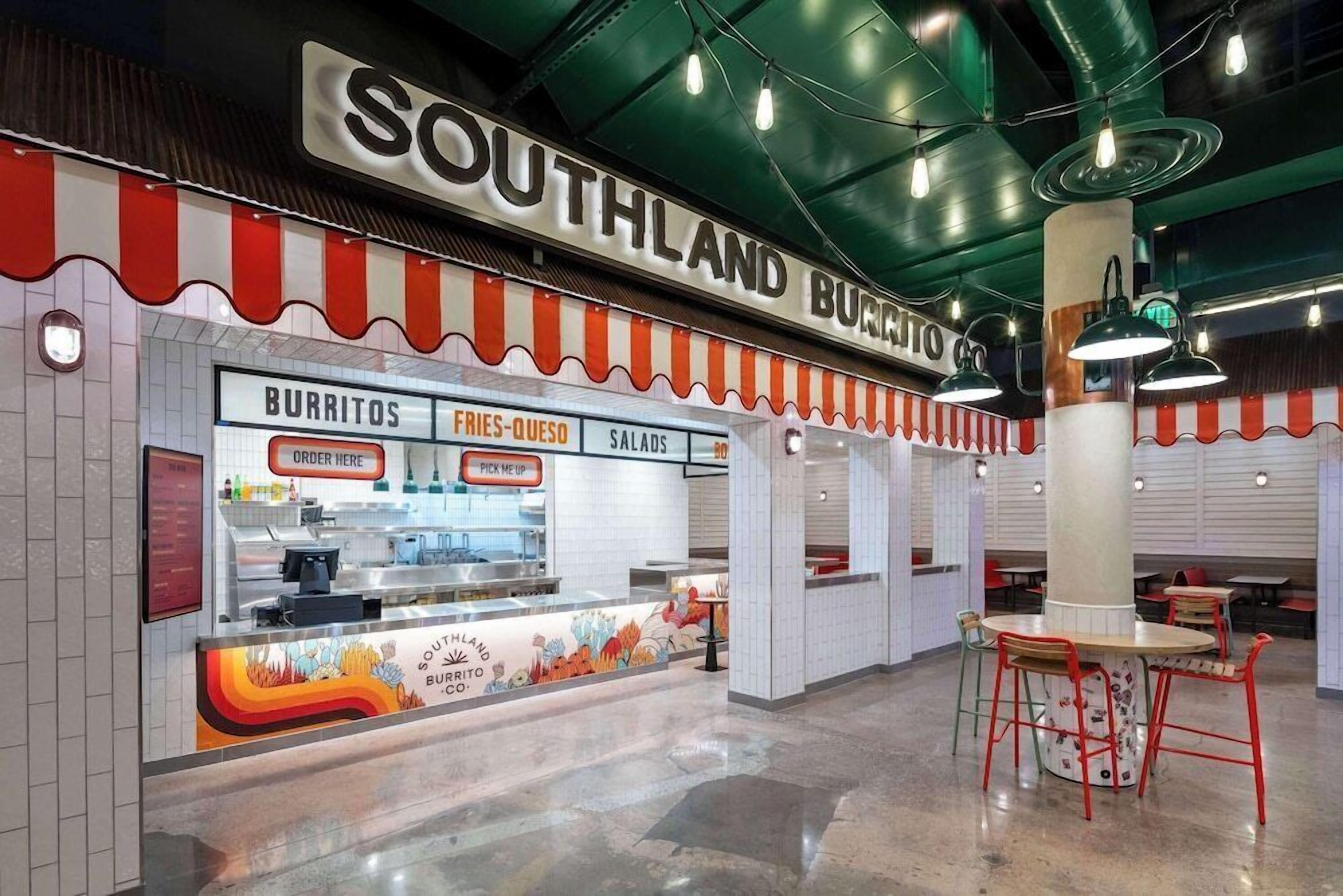 Ruokapaikka, jossa on burritoja myyvä myyntitiski, istuinalue ja kyltti, jossa lukee: ”Southland Burrito Co.”
