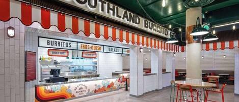 Ruokapaikka, jossa on burritoja myyvä myyntitiski, istuinalue ja kyltti, jossa lukee: ”Southland Burrito Co.”