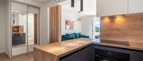 Kühlschrank, Geschirrspüler, Wasserkocher mit Kaffee-/Teezubehör