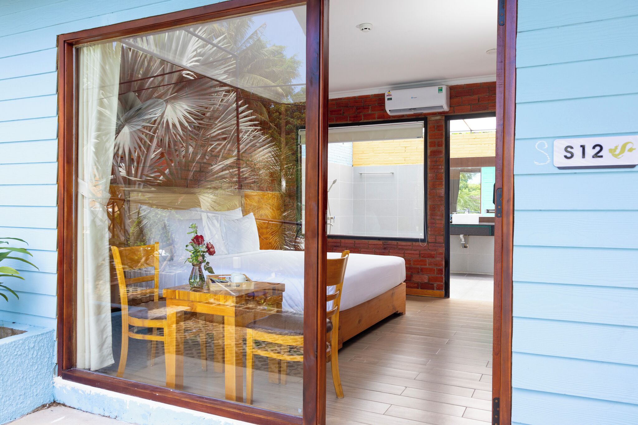 Safe på rommet, blendingsgardiner og wi-fi (inkludert)