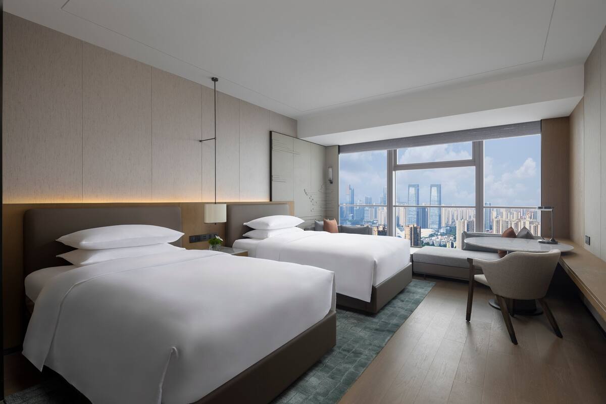 Ropa de cama de alta calidad, edredones de plumas, minibar y caja fuerte