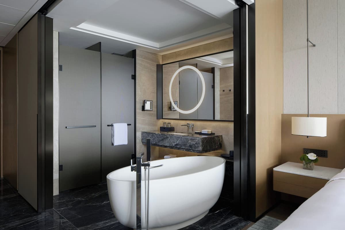 Ylelliset vuodevaatteet, untuvapeitot, minibaari, tallelokero huoneessa