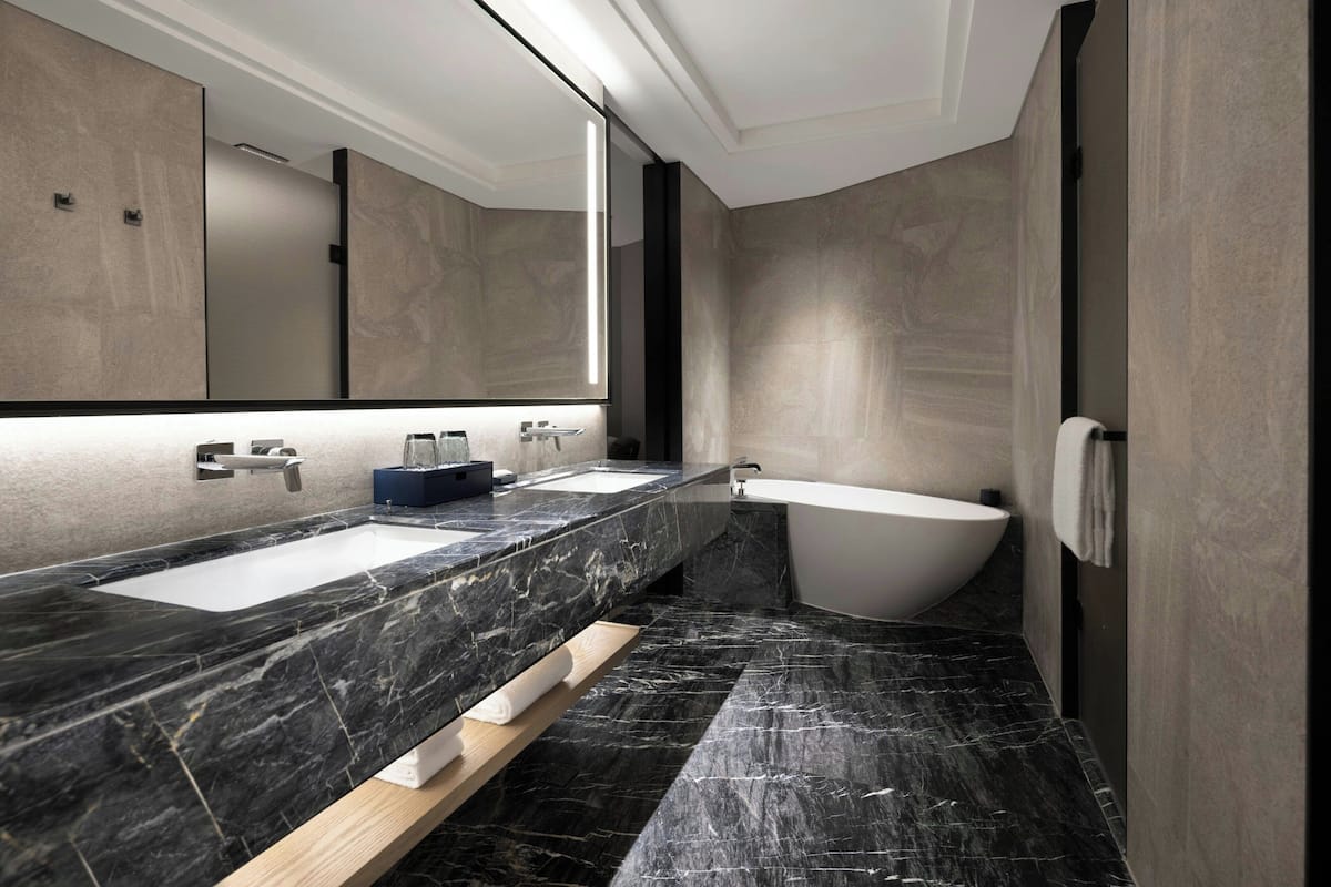 Ylelliset vuodevaatteet, untuvapeitot, minibaari, tallelokero huoneessa