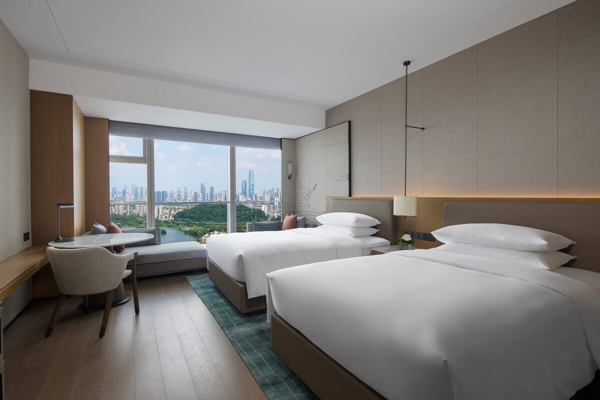 Ropa de cama de alta calidad, edredones de plumas, minibar y caja fuerte