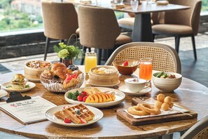 Daily buffet breakfast for a fee - Changsha Marriott Hotel West (Changsha)