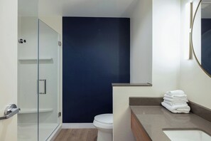 Standard Room, 1 King Bed, Non Smoking | Bathroom