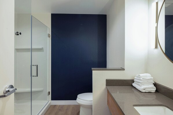 Standard Room, 1 King Bed, Non Smoking | Bathroom