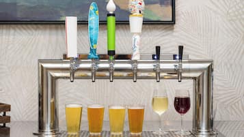 Un système de distribution avec plusieurs robinets et des verres à bière et à vin.