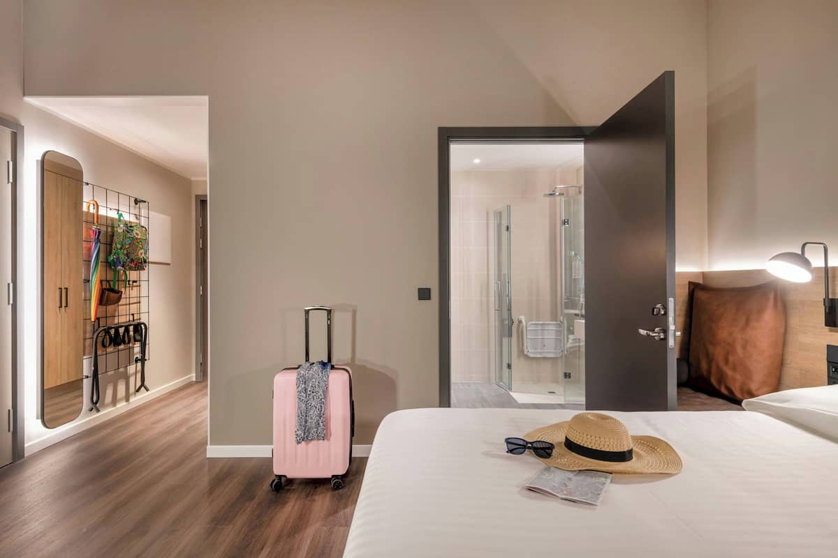 Standard Room, 1 Queen Bed, Mobility Accessible, Non Smoking | Egyptian cotton sheets, premium bedding, down comforters, in-room safe