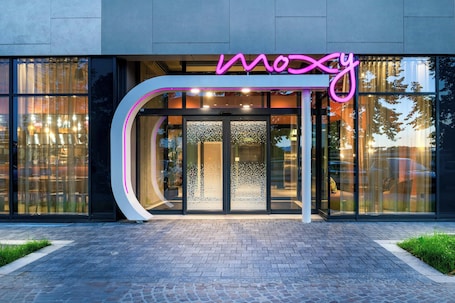 Moxy Verona