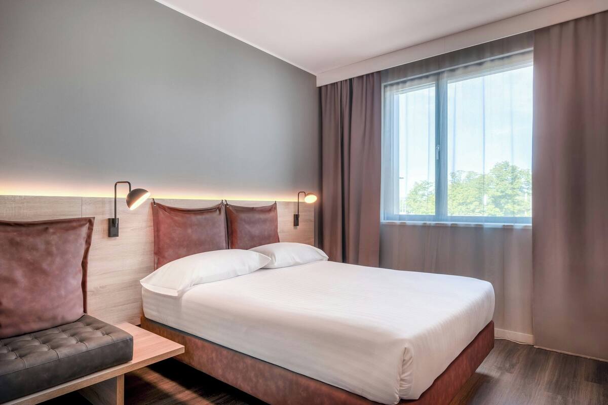 Room, 1 Queen Bed (View) | Egyptian cotton sheets, premium bedding, in-room safe, desk