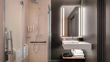 Camera Standard, 1 letto queen, accesso in sedia a rotelle, non fumatori | Bagno | Doccia, soffione a pioggia, set di cortesia firmato, asciugacapelli