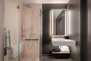 Standard Room, 1 Queen Bed, Mobility Accessible, Non Smoking | Bathroom | Shower, rainfall showerhead, designer toiletries, hair dryer - Moxy Verona (Verona)