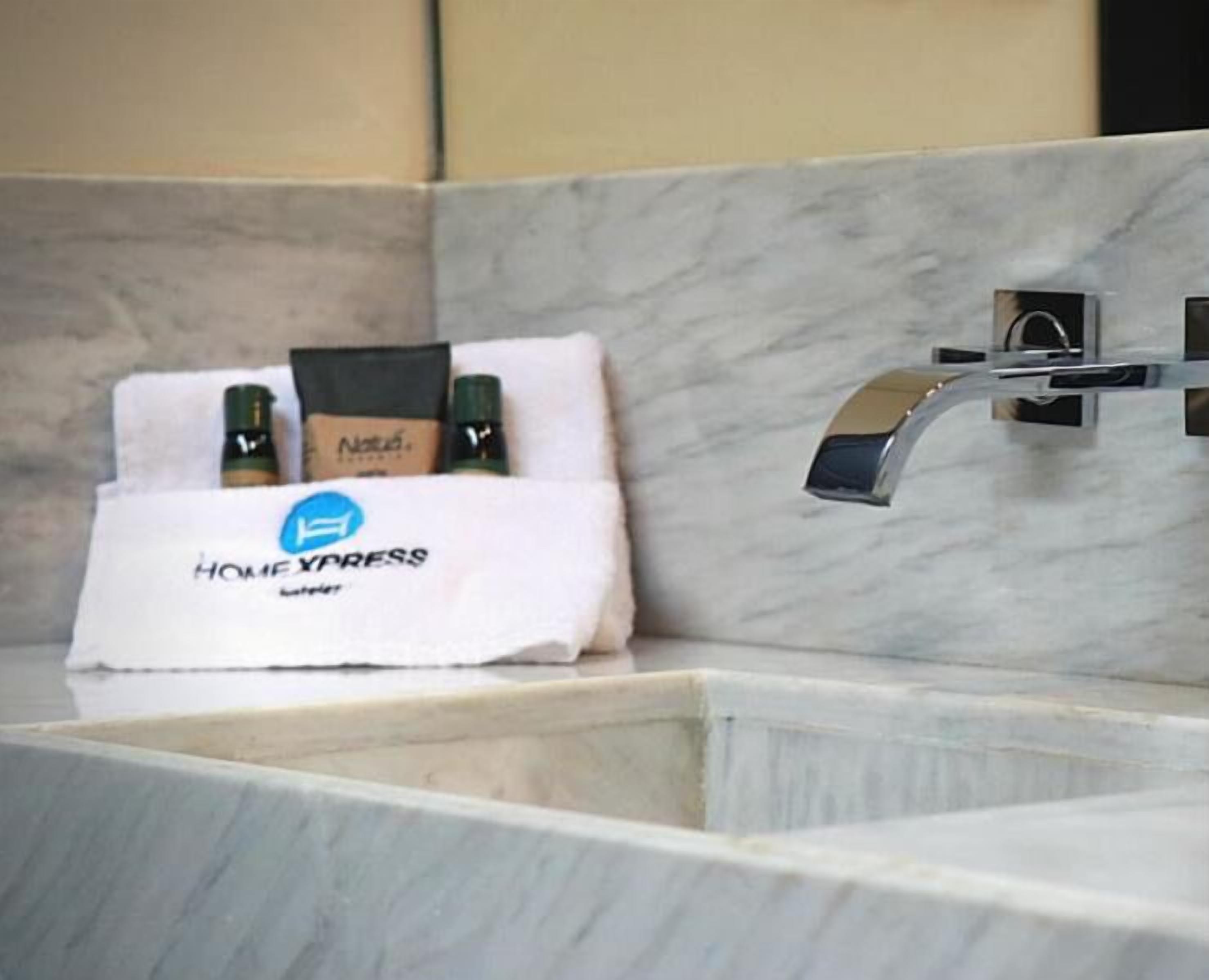 Habitación doble Deluxe | Baño | Regadera, jabón, shampoo, papel de baño 