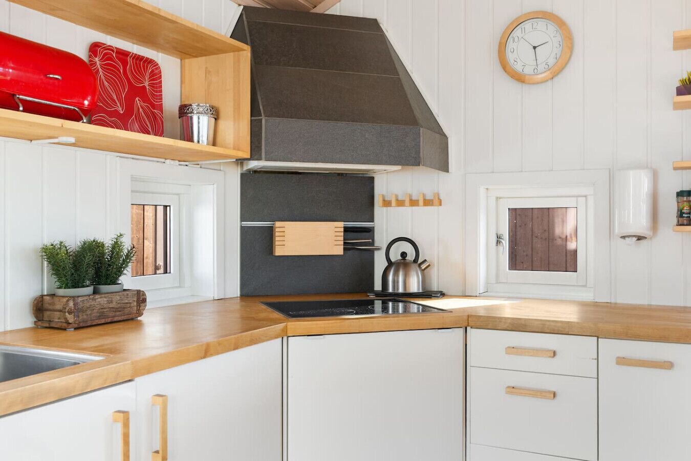 Jääkaappi, uuni, liesi, astianpesukone