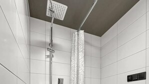 Un baño moderno con ducha, inodoro y lavabo.