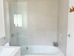 Haartrockner, Handtücher, Shampoo, Toilettenpapier