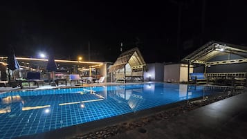 Outdoor pool, free cabanas, sun loungers